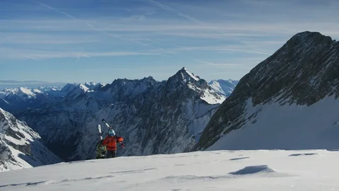 Slow Motion 4K: Hiking up a mountain with Ski on shoulder Freeride Vidéo 101020936