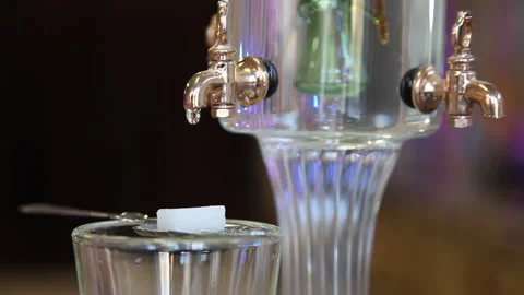 Slow motion absinthe preparation with dripping water on sugar cube Vídeo Stock 333186015