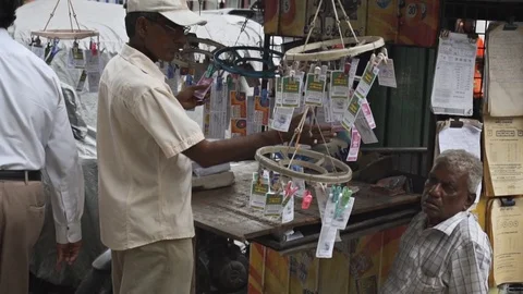 Slow motion abstract of lottery ticket vendors in Colombo. Видео 75326756