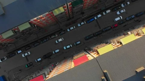 Slow motion aerial fly over buildings with cars parked in neighborhood area o Видео 148335873