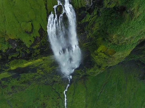 Slow motion aerial of gigantic waterfall and cliff Vidéo gratuite 79858215