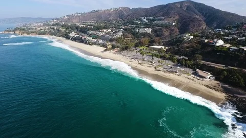 Slow motion aerial of sea waves reaching shore of Laguna beach, California Vidéo 123736784