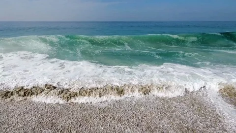 Slow motion aerial of sea waves reaching shore of Laguna beach, California Vidéo 123736805