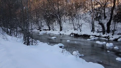 Slow Motion Aerial View Of River In Winter Vídeos de archivo 126242824