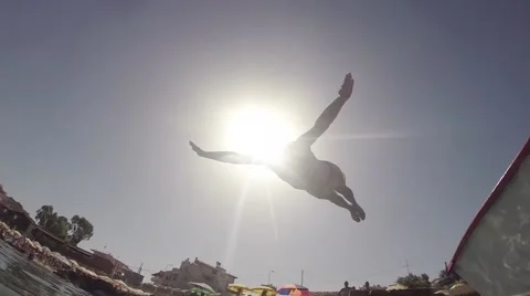 Slow motion: amazing proffessional man head jumping into the ocean with camer Video stock 41944298