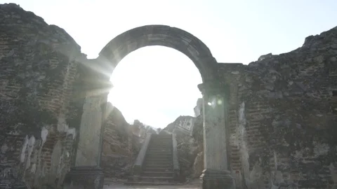 Slow Motion Ancient Arch with Sun Flare and Building Ruins Stockbeeldmateriaal 75496705