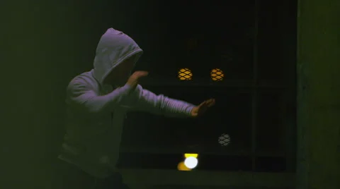 Slow motion athlete boxing training at night in urban setting Vidéo 47531328