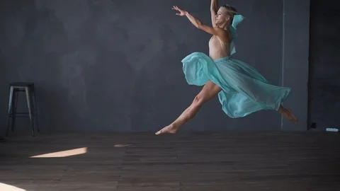 Slow motion ballet dancer dancing high jumps in the hall 스톡 동영상 119454423