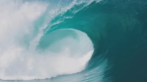 Slow motion barreling wave breaking and splashing, raw natural wonders Open 스톡 동영상 336585785