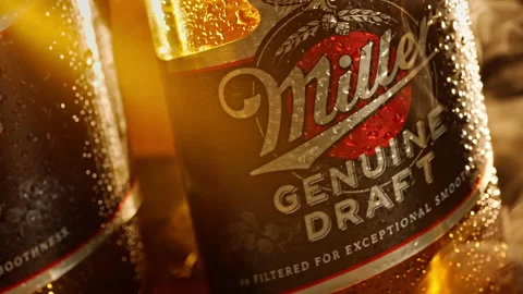 Slow motion as a beer bottle spins on the table with haze Vídeo Stock 148158089