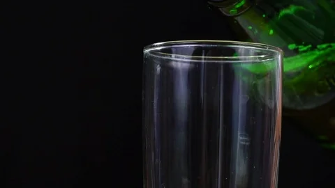 Slow motion beer bubble in glass. Vidéo 95420103
