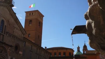 Slow motion of bees in Piazza Prampolini, Reggio Emilia, Italy Stock-Footage 85963687
