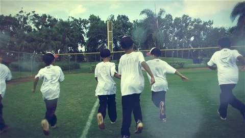 Slow motion from behind of kids running during baseball practice 動画素材 85650292