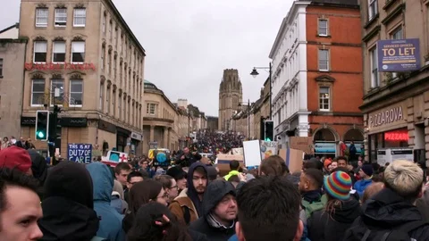 Slow Motion Big crowds in Bristol gathering for Greta Thunberg Demonstration. Vídeos de archivo 125503389