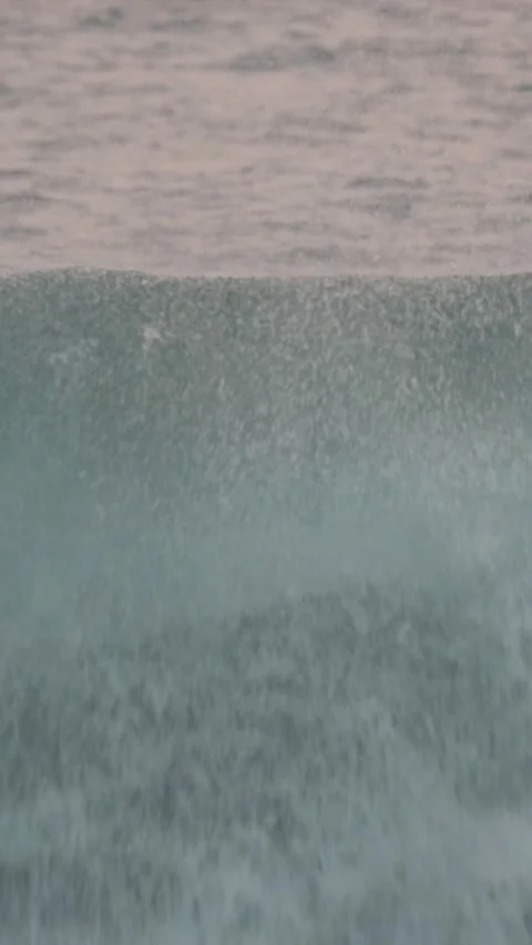 Slow motion of a big ocean wave crashing with sea foam and spray Vídeos de archivo 342737880