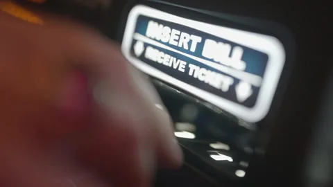 Slow motion bill inserted into slot machine Vídeos de archivo 334047344