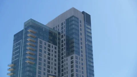 Slow Motion of Bird Flying from Skyscraper into Freedom Video stock 92391699