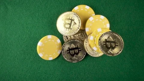 Slow motion bitcoins and chips fall on the casino table top view Video stock 85642134