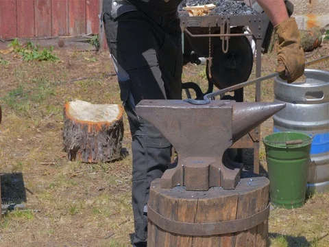 Slow motion blacksmith forging a sword Stock-Footage 76849555
