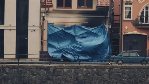 Slow motion: Blind covering the facade of the building after a fire. Curtain Vídeo Stock 91126155