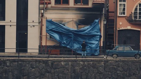 Slow motion: Blind covering the facade of the building after a fire. Curtain Vidéo 91126222