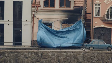 Slow motion: Blind covering the facade of the building after a fire. Curtain Stockbeeldmateriaal 91126593