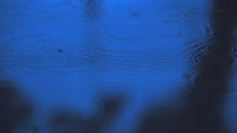 Slow motion blue water rain droplet droping on water over ground, beautiful Stockbeeldmateriaal 120942475