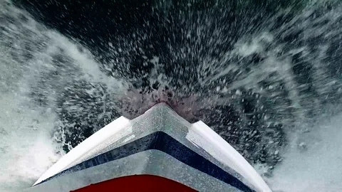 Slow Motion - Boat Breaking Waves in the Pacific Northwest 스톡 동영상 91006895