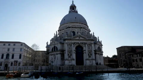Slow motion boat ride view of landmark church in Venice, Italy with lens flare Stock-Footage 133583549