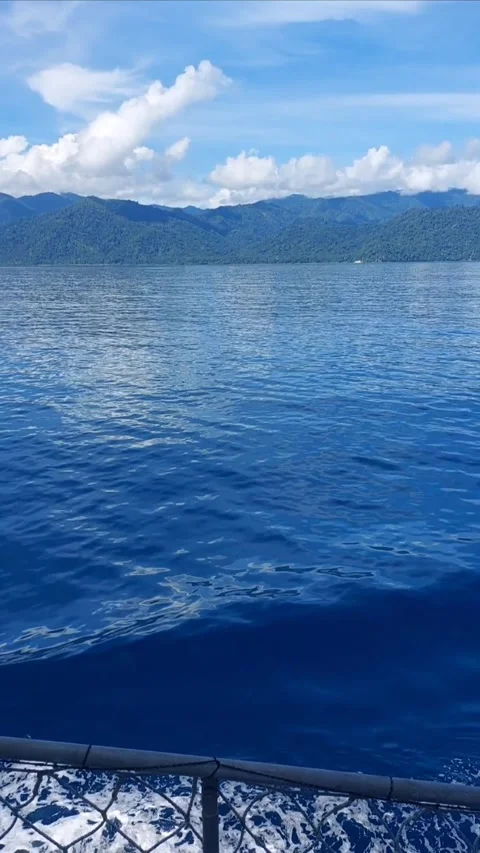 Slow motion boat wake transitioning to forward coast view. Stock Footage 346215163
