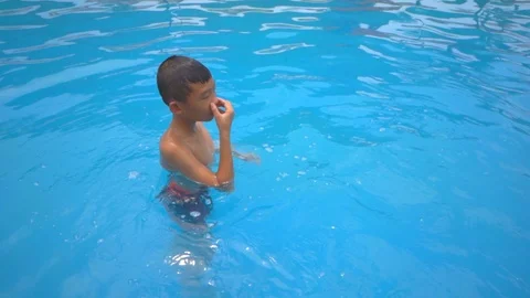 Slow motion boy kid child diving under water in swimming pool on summer time Stock-Footage 107012408