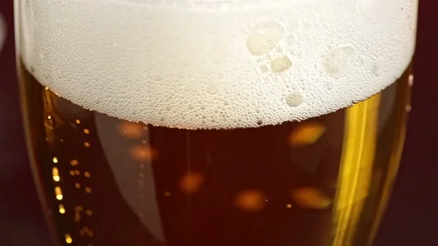Slow motion bubbles rise in a beer glass Vídeo Stock 148158327