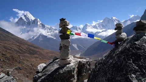 Slow Motion of Buddhist Prayer Flags Flapping Near Ama Dablam Stockbeeldmateriaal 338124468