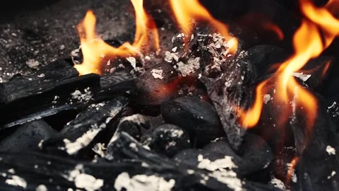Slow motion burning fire flame, closeup night bonfire, fireplace, campfire, bbq Video stock 257866442