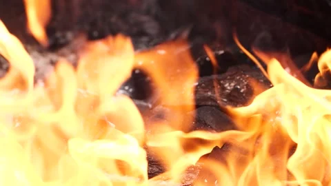 Slow motion burning fire flame, closeup night bonfire, fireplace, campfire, bbq Video stock 264084258