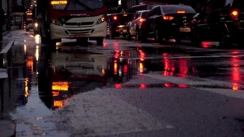 Slow motion of bus going through puddle and splashing on sidewalk Vidéo 116057327