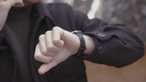 Slow motion of a businessman checking the time Video stock 152575570
