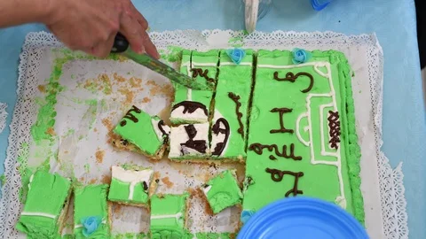 Slow motion of cake cutting and distributing, sharing concept Vídeo Stock 108169330