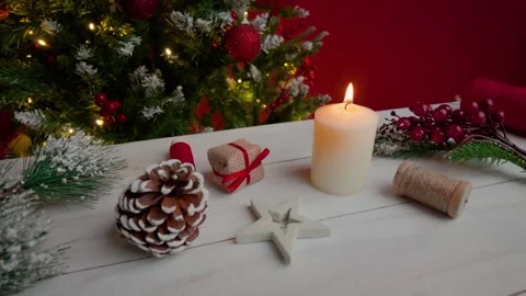 Slow motion camera move to the right showing Christmas tabletop decorations.. Video stock 321401582