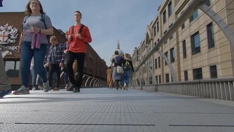 Slow motion camera passes people on Millennium Bridge 스톡 동영상 89935834