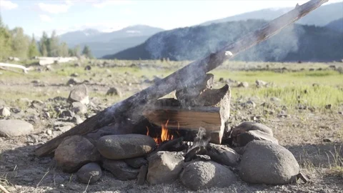 Slow motion campfire Vídeos de archivo 105768542