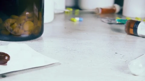 Slow motion capsules and tablets fall on the table Video stock 93745880