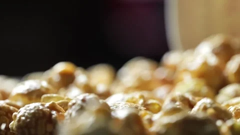 Slow Motion Caramel Popcorn Falling into Pile Vídeo Stock 334078648