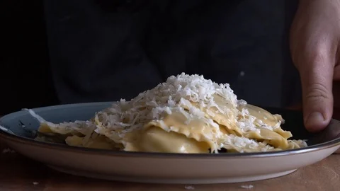 Slow motion of a chef adding oregano to ravioli Video stock 128504387