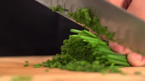 Slow motion Chef chopping chives 動画素材 85794062