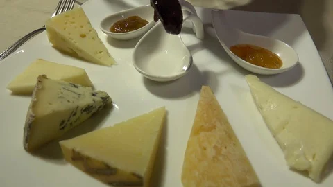Slow motion of a chef plating a cheese plate with mamelade 스톡 동영상 128013282