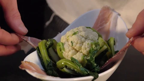 Slow motion of a Chef plating a dish made of broccoli and speck 스톡 동영상 128012024