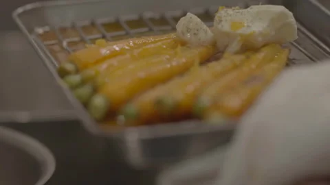 Slow motion chef pouring sauce on cooked carrots Vidéo 336366711