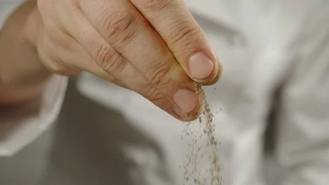 SLOW MOTION: Chef Sprinkles Black Pepper Powder While Cooking Vídeo Stock 113990898