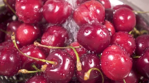 Slow motion cherry in colander under water Video stock 90650074